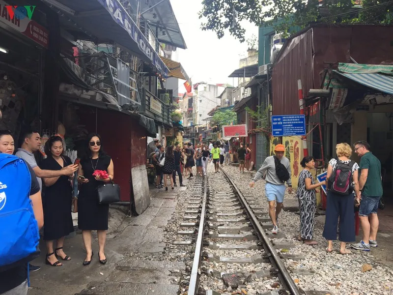 du khach van tap nap ve "pho ca phe duong tau" chup anh sau bien cam hinh 2