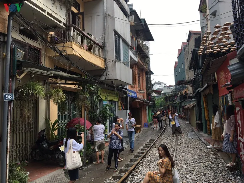 du khach van tap nap ve "pho ca phe duong tau" chup anh sau bien cam hinh 4