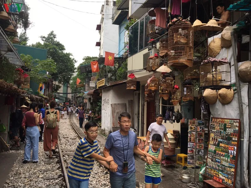 du khach van tap nap ve "pho ca phe duong tau" chup anh sau bien cam hinh 7