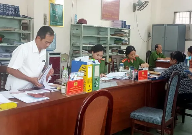 Khó như đi làm thủ tục nhập, tách hộ khẩu ảnh 1