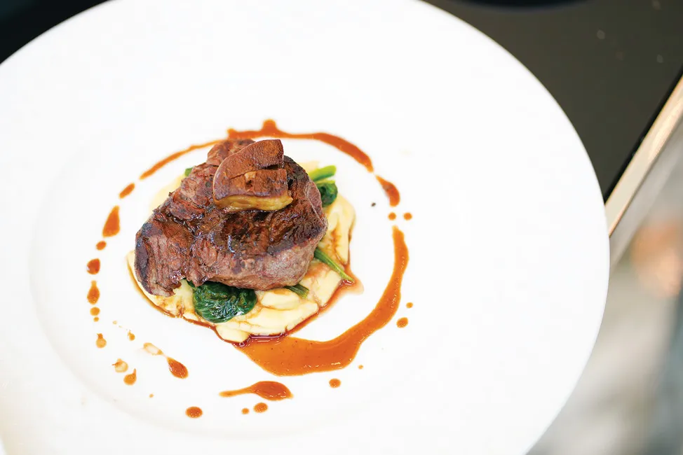 Mừng Ngày Phụ nữ Việt Nam tại The Reverie Saigon ảnh 3