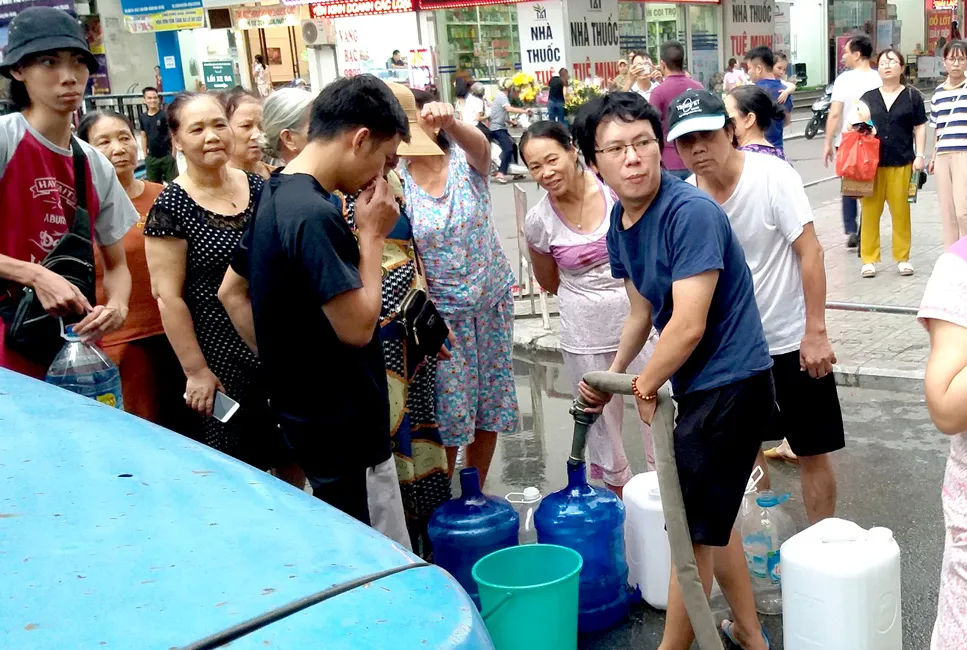 Nước sạch bốc mùi, dân khốn khó ảnh 2