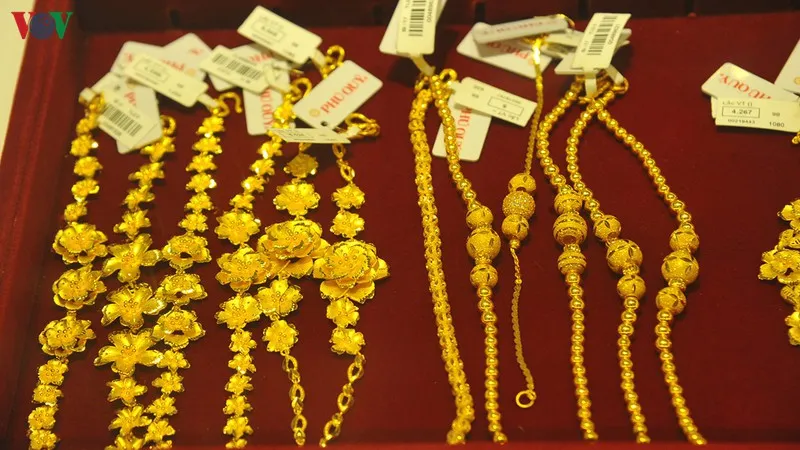 gia vang trong nuoc va the gioi cung tang nhe hinh 1