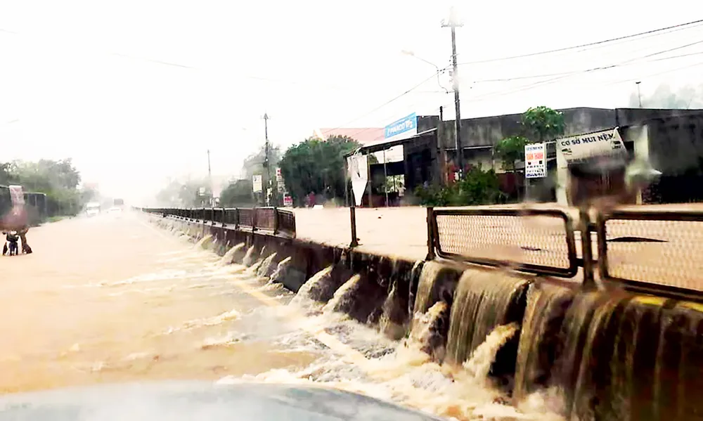 Miền Trung: Bão dập, lũ dồn ảnh 2