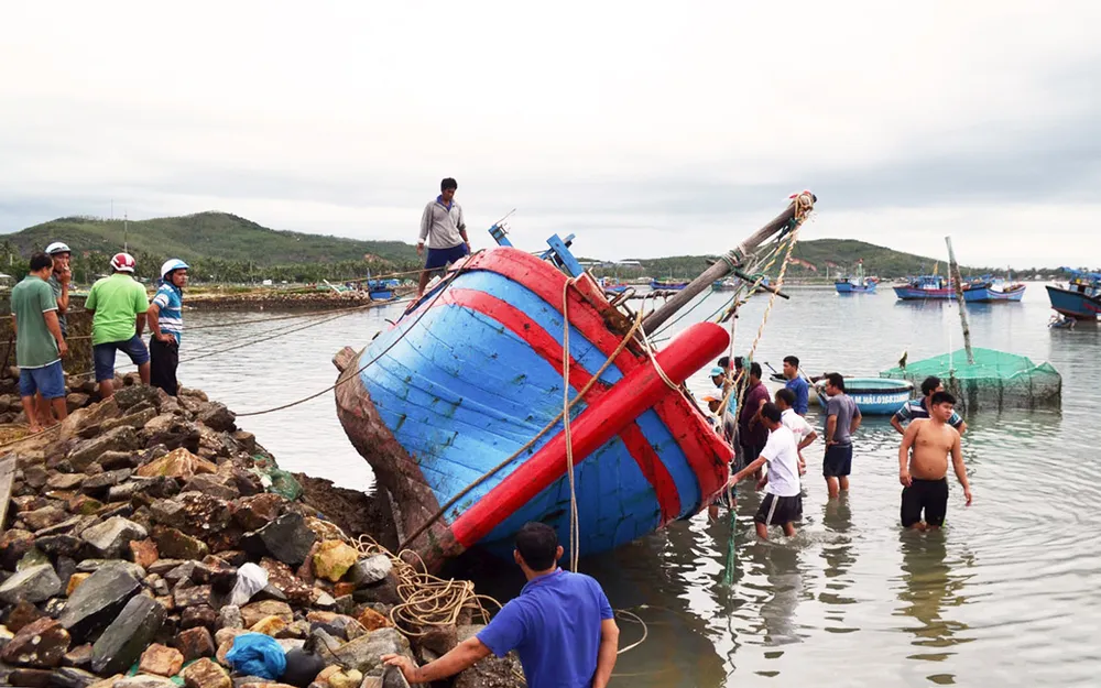 Miền Trung: Bão dập, lũ dồn ảnh 1