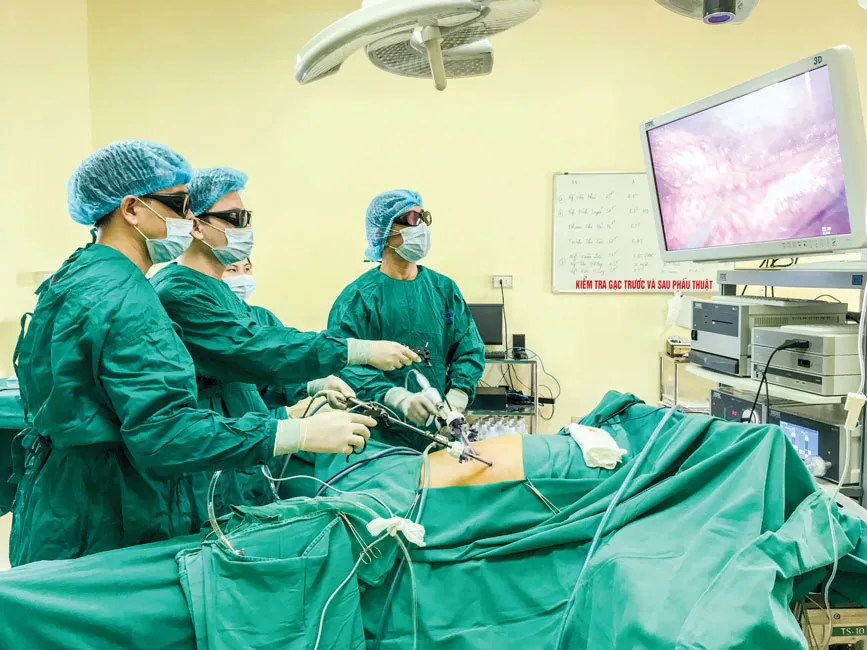 Bác sĩ Việt hút bệnh nhân ngoại ảnh 1