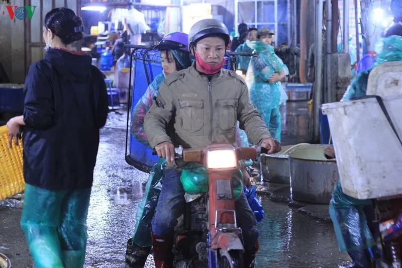 cho ca so thuong nhon nhip truoc tet ong cong ong tao hinh 13