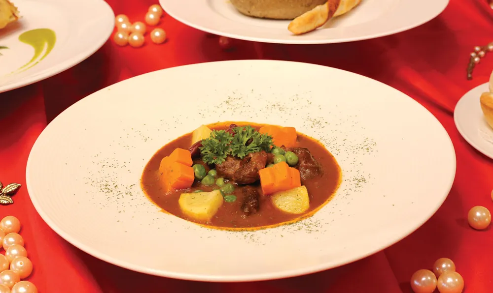 Nâng niu người phụ nữ yêu thương cùng Rex Hotel Saigon ảnh 1