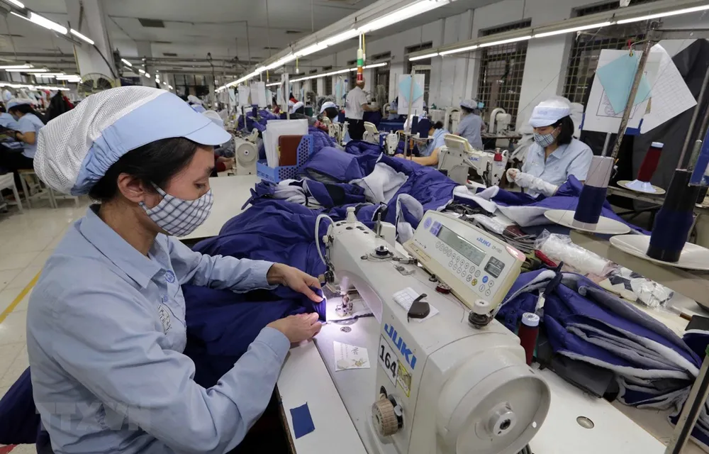 May hàng xuất khẩu tại Tổng Công ty may Đức Giang. (Ảnh minh họa: Trần Việt/TTXVN)