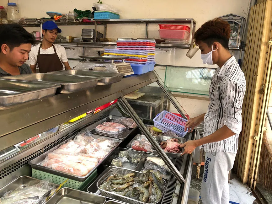 Doanh nghiệp, người lao động cùng vượt khó ảnh 1