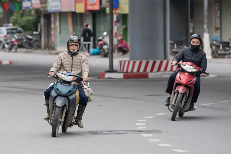 nguoi ha noi deo khau trang phong chong covid-19, don "ret nang ban" hinh 4