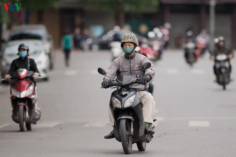 nguoi ha noi deo khau trang phong chong covid-19, don "ret nang ban" hinh 3