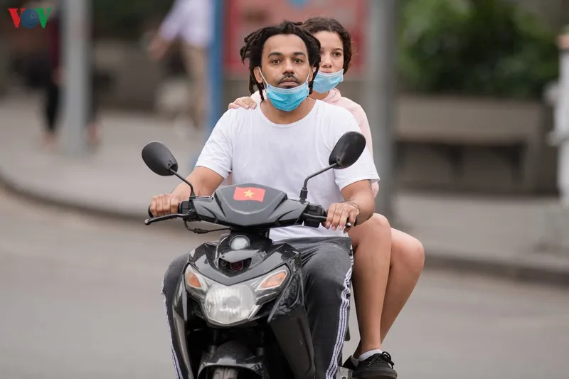 nguoi ha noi deo khau trang phong chong covid-19, don "ret nang ban" hinh 10