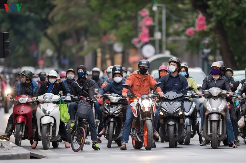 nguoi ha noi deo khau trang phong chong covid-19, don "ret nang ban" hinh 1