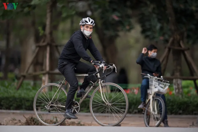 nguoi ha noi deo khau trang phong chong covid-19, don "ret nang ban" hinh 15