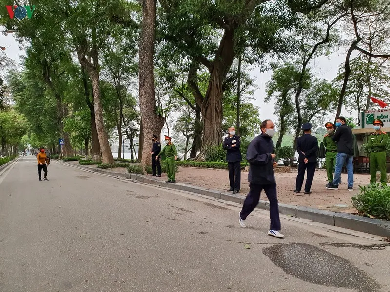 ngay dau cach ly toan xa hoi: dan ha noi van ra duong tap the duc hinh 2