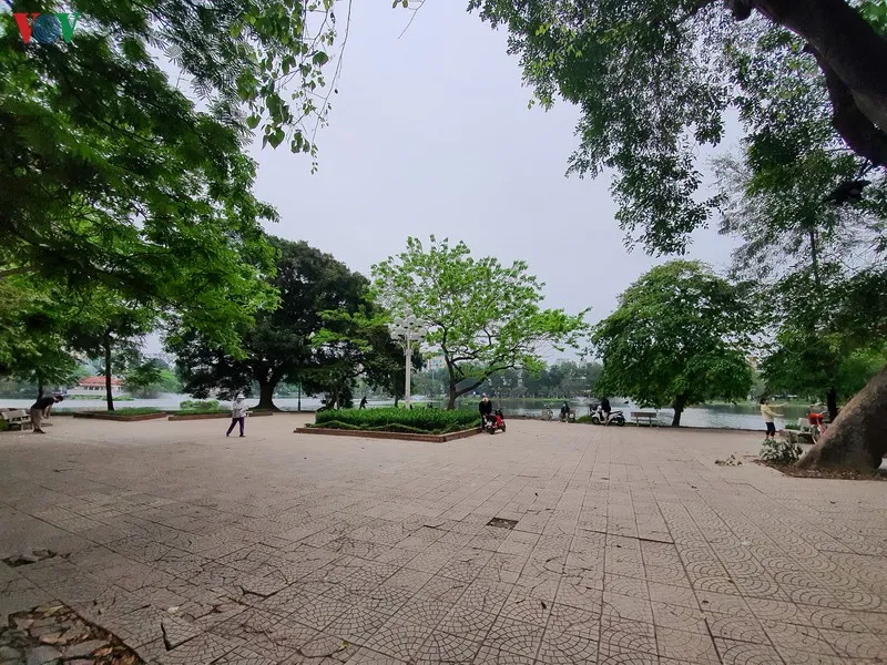 ngay dau cach ly toan xa hoi: dan ha noi van ra duong tap the duc hinh 10
