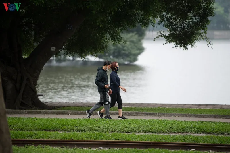 ngay dau cach ly toan xa hoi: dan ha noi van ra duong tap the duc hinh 8