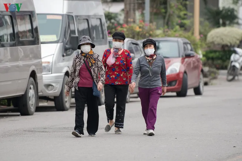 ngay dau cach ly toan xa hoi: dan ha noi van ra duong tap the duc hinh 17