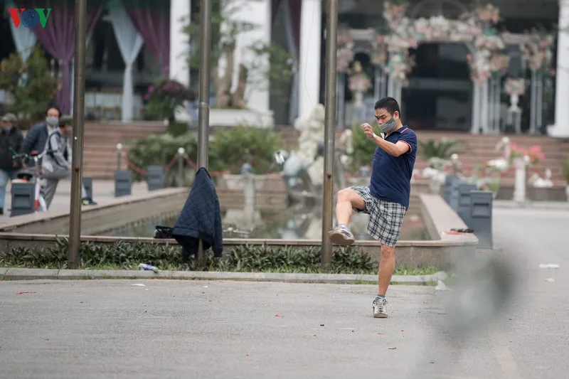 ngay dau cach ly toan xa hoi: dan ha noi van ra duong tap the duc hinh 16