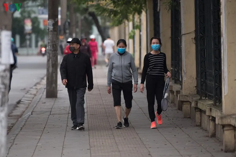 ngay dau cach ly toan xa hoi: dan ha noi van ra duong tap the duc hinh 14