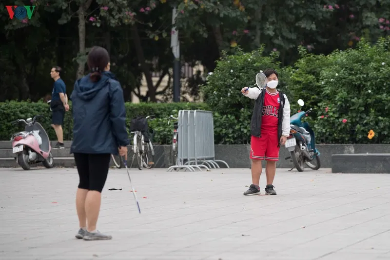 ngay dau cach ly toan xa hoi: dan ha noi van ra duong tap the duc hinh 19