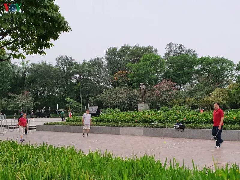 ngay dau cach ly toan xa hoi: dan ha noi van ra duong tap the duc hinh 18