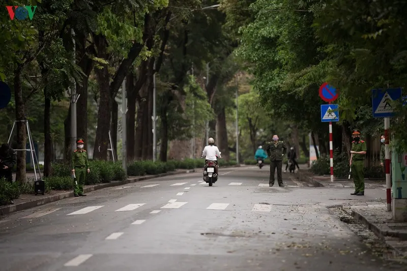 ha noi xu phat nguoi vi pham "han che ra duong": nguoi dan dong tinh hinh 1