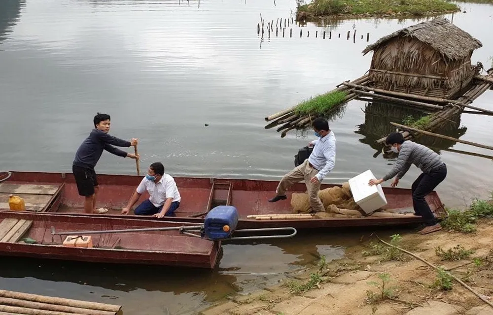 Lực lượng Thú y lấy mẫu xác định nguyên nhân cá trên sông Mã chết bất thường. (Ảnh: TTXVN phát)