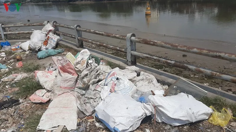 nhiều kênh rạch tại tphcm đang gồng mình cõng... rác hình 1 nhieu kenh rach tai tphcm dang gong minh cong... rac hinh 1