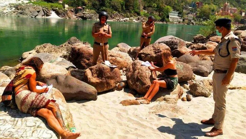 vi pham lenh phong toa tai an do, khach nuoc ngoai chep phat 500 lan hinh 1