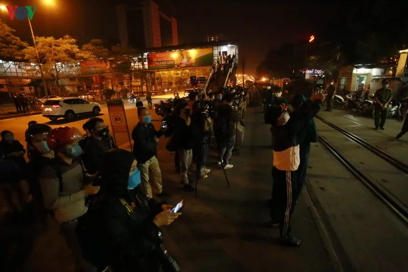 benh vien bach mai do bo hang rao cach ly, y bac si vo oa hanh phuc hinh 4