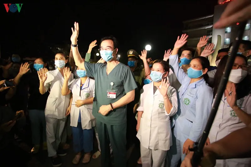 benh vien bach mai do bo hang rao cach ly, y bac si vo oa hanh phuc hinh 18