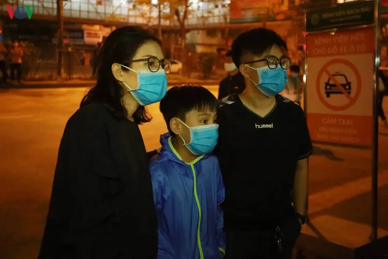 benh vien bach mai do bo hang rao cach ly, y bac si vo oa hanh phuc hinh 5