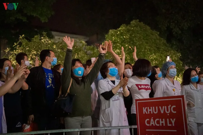 benh vien bach mai do bo hang rao cach ly, y bac si vo oa hanh phuc hinh 10