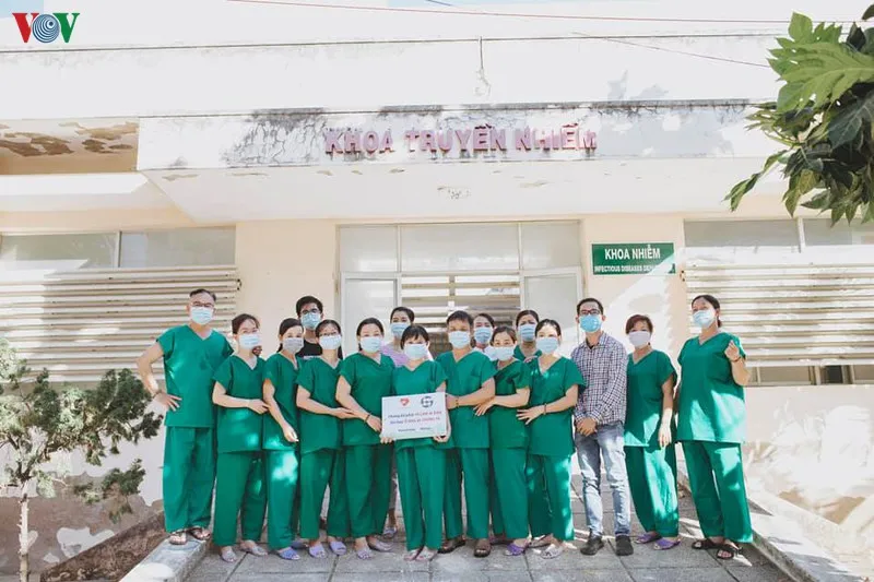 những chiến sĩ áo trắng tuyến đầu chống dịch: can đảm và thầm lặng hình 2 nhung chien si ao trang tuyen dau chong dich: can dam va tham lang hinh 2