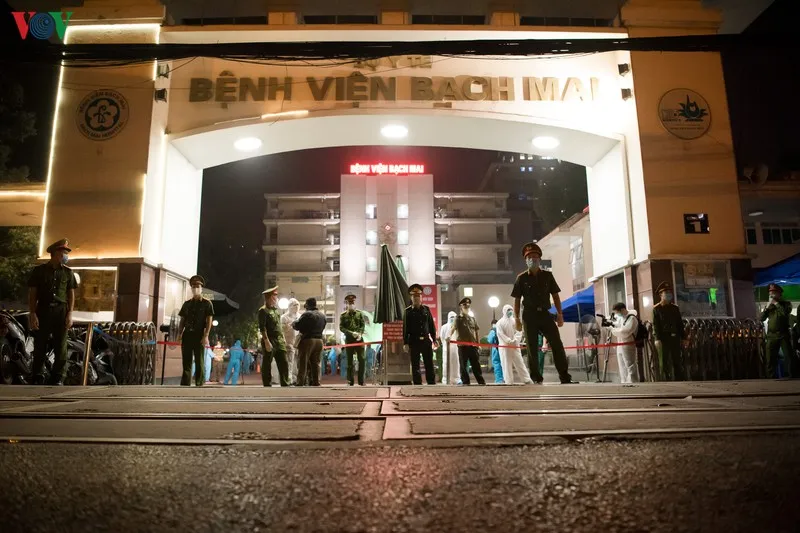 benh vien bach mai do bo hang rao cach ly, y bac si vo oa hanh phuc hinh 1