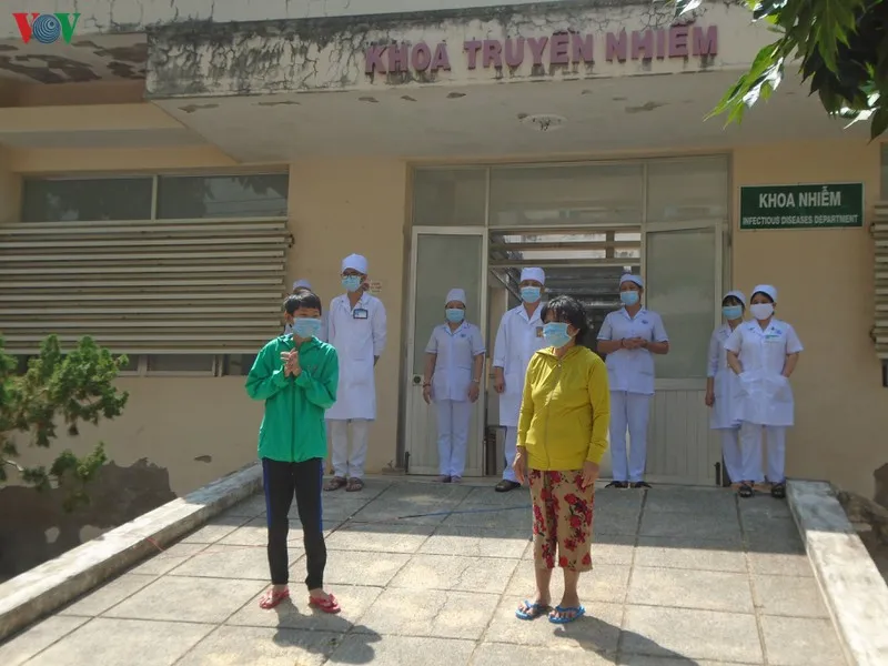 những chiến sĩ áo trắng tuyến đầu chống dịch: can đảm và thầm lặng hình 3 nhung chien si ao trang tuyen dau chong dich: can dam va tham lang hinh 3