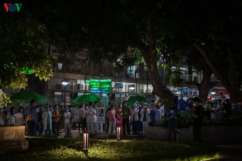 benh vien bach mai do bo hang rao cach ly, y bac si vo oa hanh phuc hinh 6