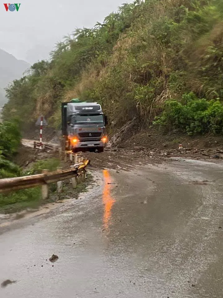 mua da, dong loc kinh hoang o tay bac, 4 nguoi thiet mang hinh 4