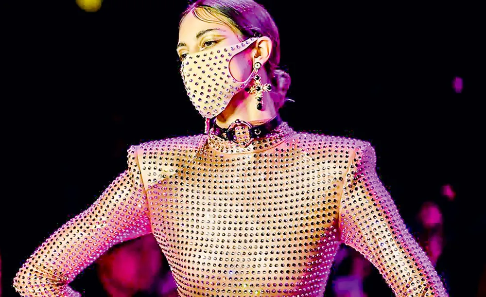 Khẩu trang sẽ là “trang sức” mới của phương Tây ảnh 1