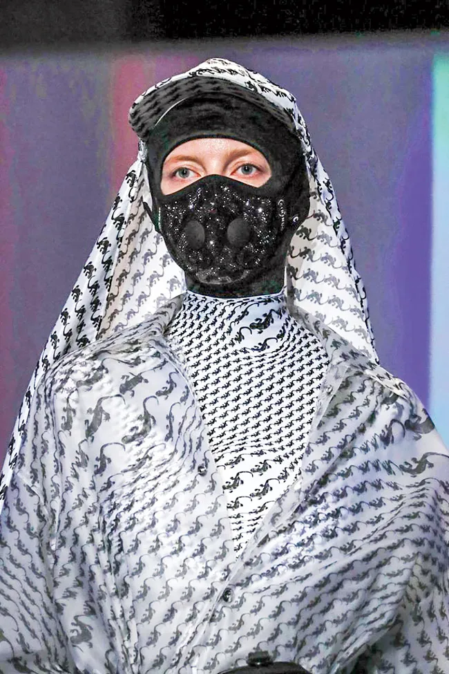 Khẩu trang sẽ là “trang sức” mới của phương Tây ảnh 2