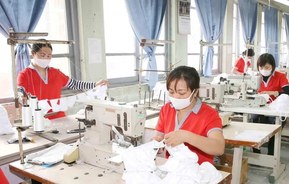 Nhiều doanh nghiệp đã phải nghỉ luân phiên, giảm giờ làm do gặp khó khăn cua COVID-19. (Ảnh: PV/Vietnam+)
