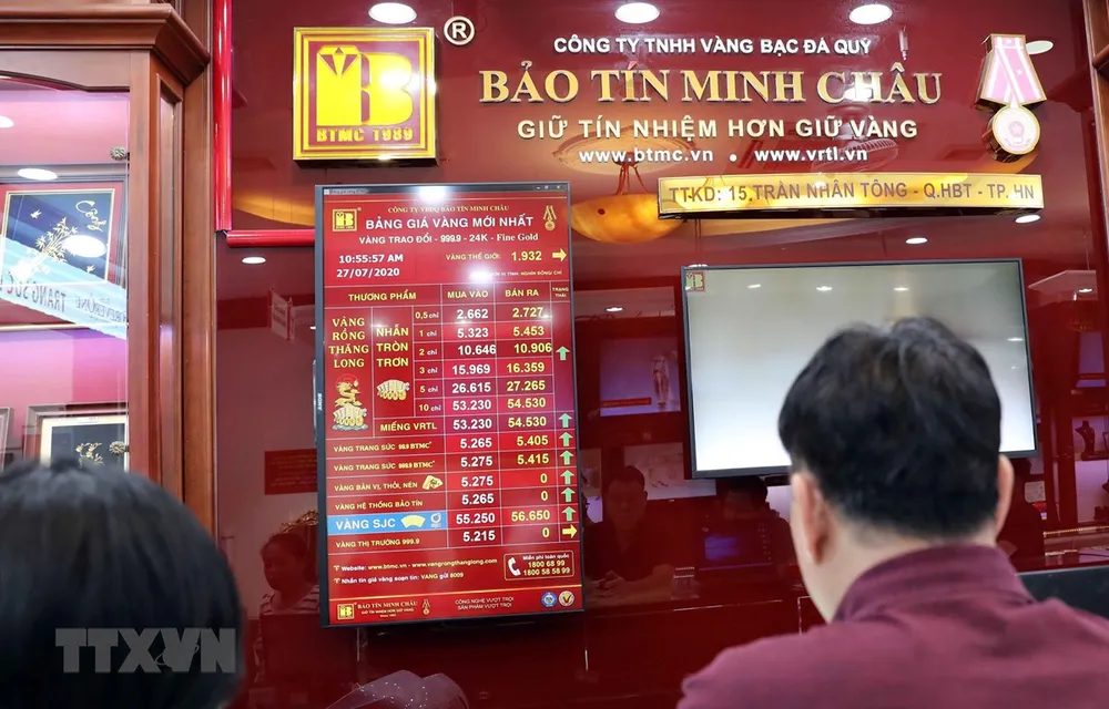 Bảng niêm yết giá vàng tại Công ty vàng bạc Bảo Tín Minh Châu, phố Trần Nhân Tông, Hà Nội, sáng 27/7. (Ảnh: Trần Việt/TTXVN)