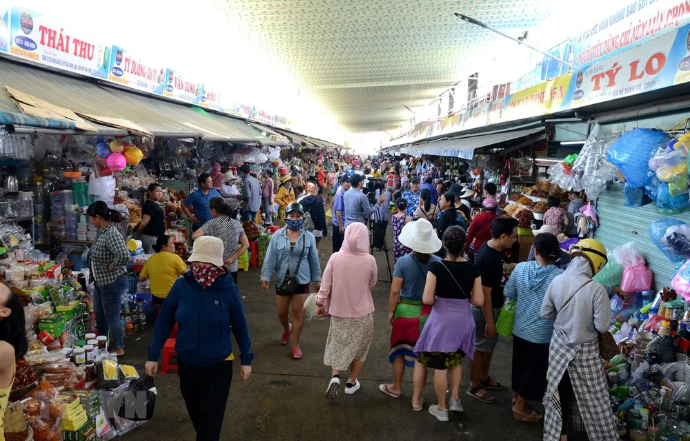 Người dân mua sắm tại chợ Cồn (quận Hải Châu, thành phố Đà Nẵng) sau thời gian thực hiện giãn cách xã hội. (Ảnh: Quốc Dũng/TTXVN)