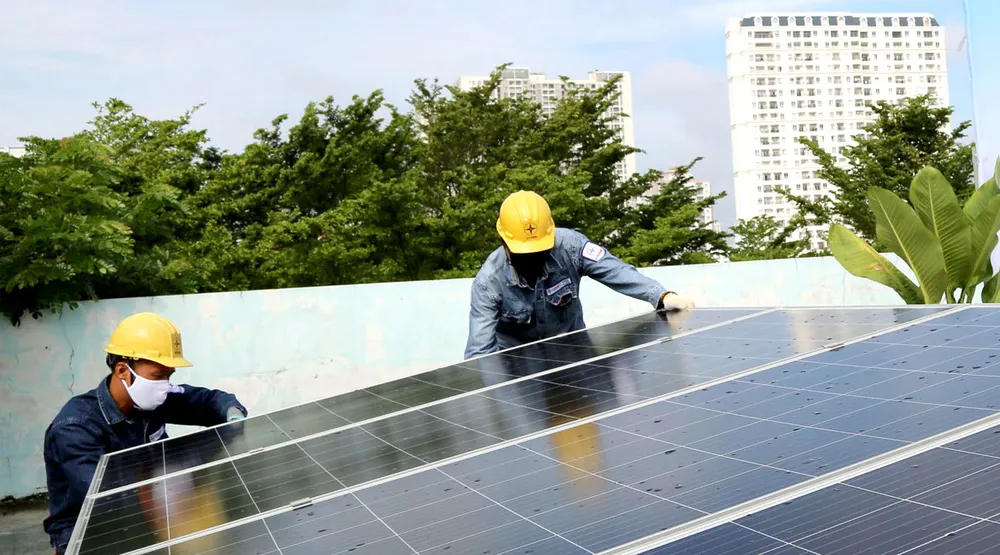 Đoàn Thanh niên EVNHCMC thi công hệ thống ĐMTMN trị giá 65 triệu đồng tặng Nhà Thiếu nhi quận 4 Ảnh: CHI LAN