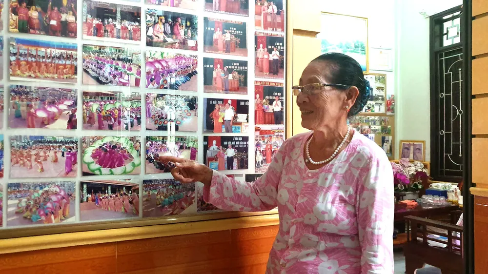 Cụ Niếu với hàng trăm bức ảnh, lưu giữ những khoảnh khắc phục dựng lại hò khoan, chèo cạn của làng biển