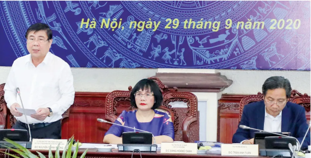 Chủ tịch UBND TPHCM Nguyễn Thành Phong phát biểu tại hội nghị. Ảnh: QUANG PHÚC