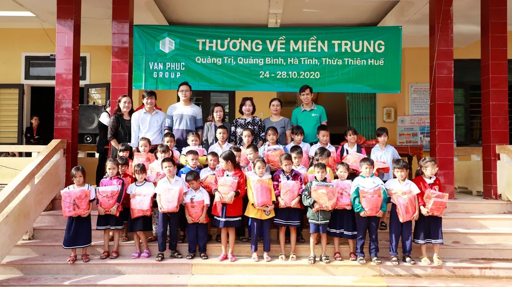 Tập đoàn BĐS Vạn Phúc ủng hộ 3 tỷ đồng cho đồng bào miền Trung bị lũ lụt ảnh 1