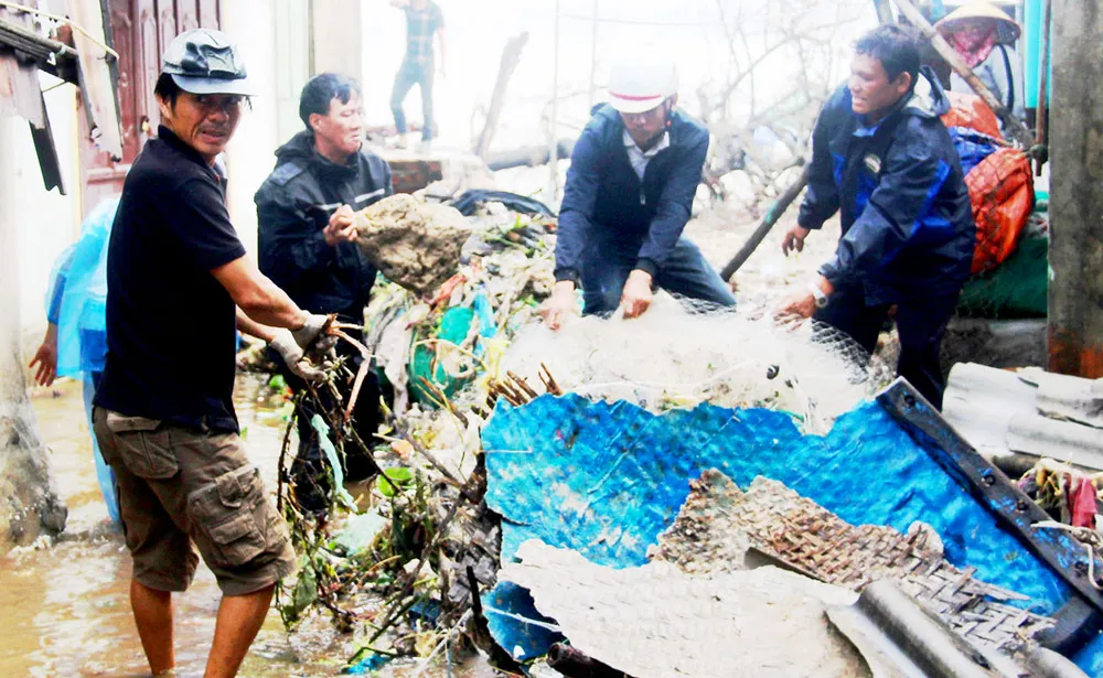 Sau bão Người dân trở về trong tan hoang ảnh 3